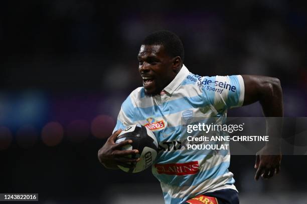 Racing92's Christian Wade runs for the try during the French Top14 rugby union match between Racing92 and Section Paloise Bearn Pyrenees at Paris La...