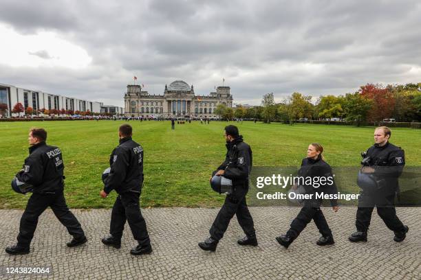 Move Member Riot German Riot Police Photos and Premium High Res Pictures - Getty Images