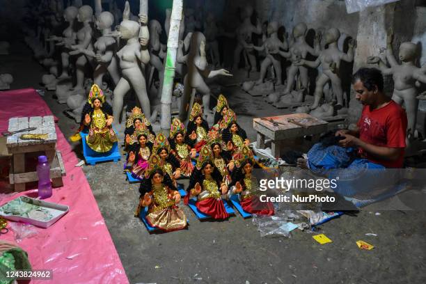 Artisan is seen giving final touches to idols of Goddess Laxmi ahead of Laxmi puja celebration in Kolkata , India , on 8 October 2022 . Lakshmi puja...