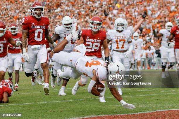 Texas Longhorns running back Jonathon Brooks runs through the line of scrimmage for a touchdown during the game between the Oklahoma Sooners and the...