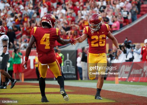 Trojans running back Travis Dye gets a hand slap from USC Trojans wide receiver Mario Williams after scoring against Washington State in the first...