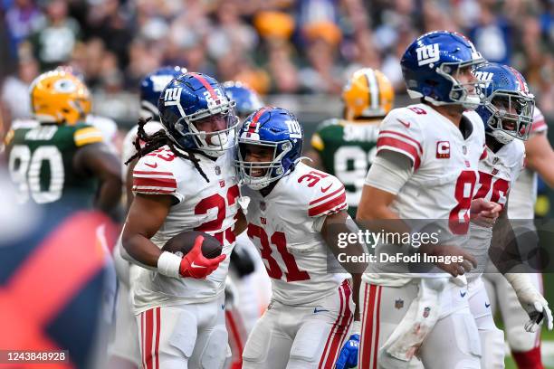 Gary Brightwell of New York Giants celebrates scoring a touchdown with his teammates during the NFL match between New York Giants and Green Bay...