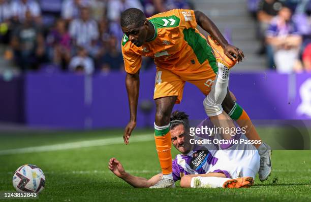 Kike Pérez of Real Valladolid and William Carvalho of Real Betis in action during the LaLiga Santander match at Estadio Municipal Jose Zorrilla on...
