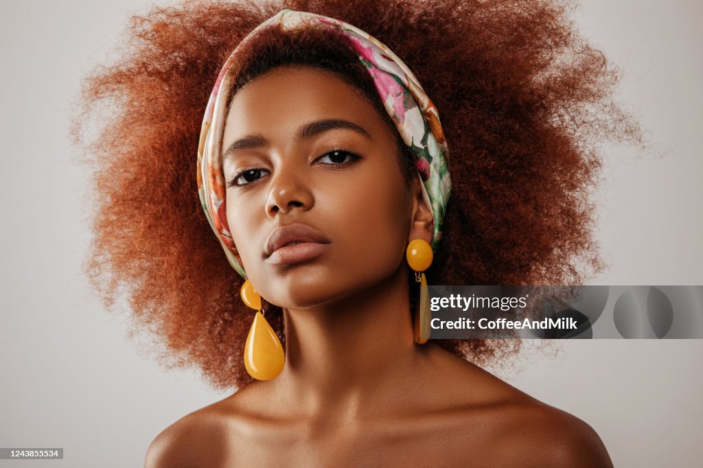 Schöne Afro-Mädchen mit Ohrringen