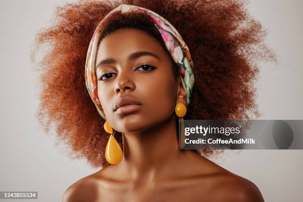 beautiful afro girl with earrings - lenço na cabeça enfeites para a cabeça imagens e fotografias de stock