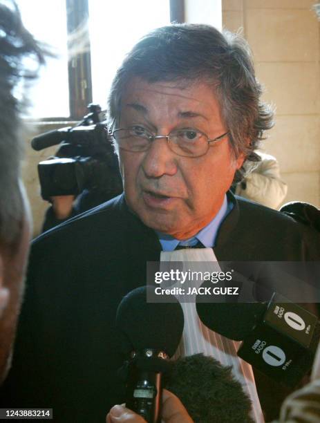 Me Jean-Louis Pelletier, avocat du photographe Fabrice Chassery, s'adresse aux journalistes le 24 octobre 2003 au tribunal de Paris, lors du procès...