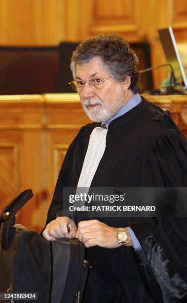 Jean-Louis Pelletier, l'avocat du meurtrier présumé d'Audrey Texier, Frédéric Ramette, s'installe, le 27 janvier 2006 à Saintes, avant d'entendre le...