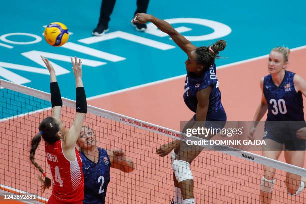 Turkey's Eda Erdem Dündar , USA's Jordyn Poulter , USA's Chiaka Ogbogu and USA's Alexandra Frantti vie during the Women's Volleyball World...