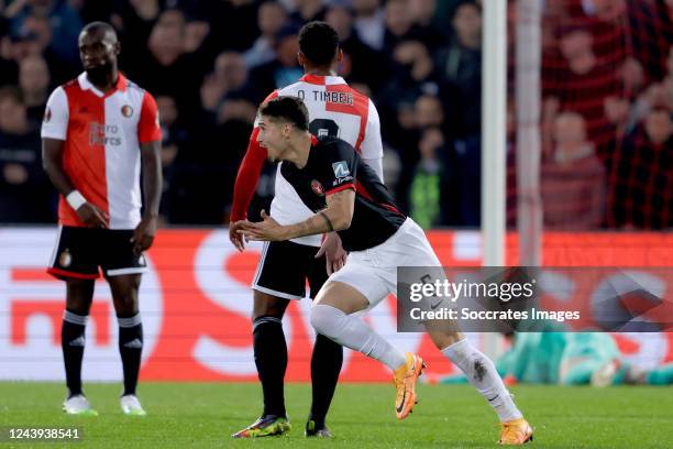 Emiliano Martinez of FC Midtjylland celebrates 0-1 during the UEFA Europa League match between Feyenoord v FC Midtjylland at the Stadium Feijenoord...