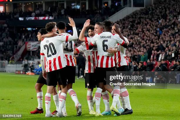 Joey Veerman of PSV celebrates 2-0 with Cody Gakpo of PSV, Erick Gutierrez of PSV, Armando Obispo of PSV, Ibrahim Sangare of PSV, Guus Til of PSV,...