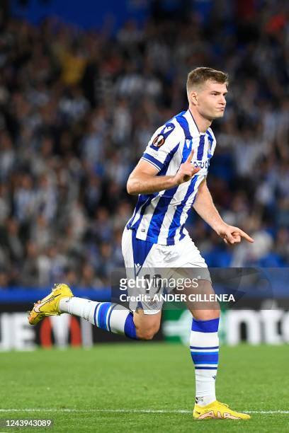 Real Sociedad's Norwegian forward Alexander Sorloth celebrates after scoring his team's first goal during the UEFA Europa League, first round, group...
