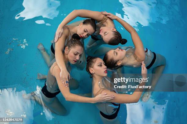 acte artistique de nage synchronisée - synchronized swimming photos et images de collection