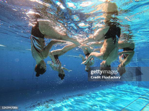 amusement de piscine à l’envers - synchronized swimming photos et images de collection