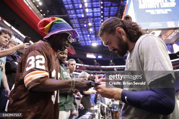 Steven Adams of the Memphis Grizzlies signs an autograph before the game against the Detroit Pistons on October 13, 2022 at Little Caesars Arena in...