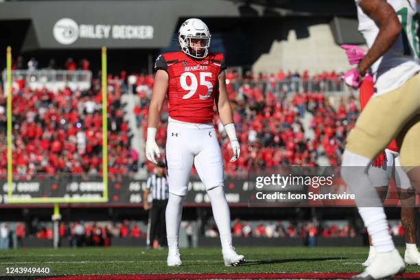 Cincinnati Bearcats defensive lineman Noah Potter during the game against the South Florida Bulls and the Cincinnati Bearcats on October 8 at Nippert...