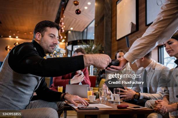 boss paying a bill the modern way - high society imagens e fotografias de stock