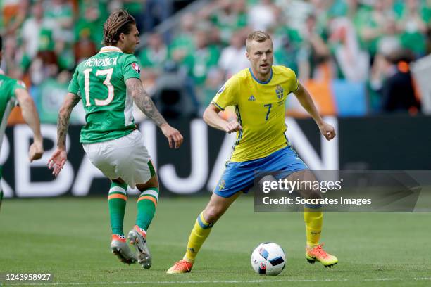 Jeff Hendrick of Republic of Ireland, Sebastian Larsson of Sweden during the EURO match between Republic of Ireland v Sweden on June 13, 2016