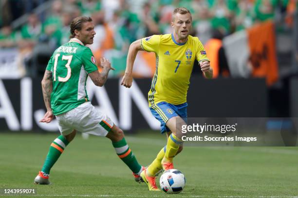 Jeff Hendrick of Republic of Ireland, Sebastian Larsson of Sweden during the EURO match between Republic of Ireland v Sweden on June 13, 2016