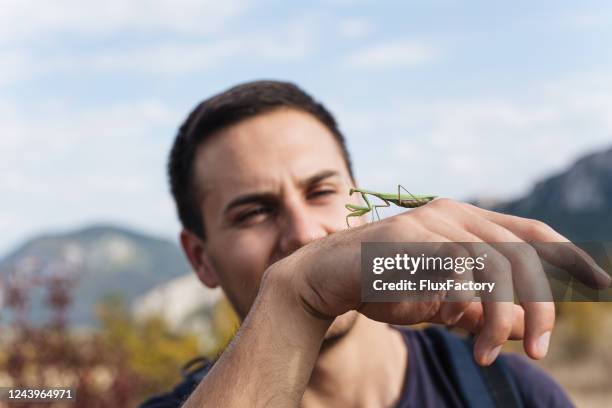 bioloog die van natuurlijke schoonheid geniet - biologist stockfoto's en -beelden