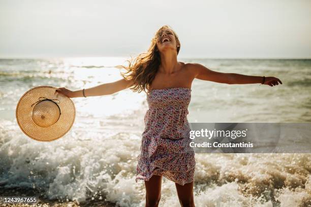 schöne junge frau mit spaß am strand - dress summer stock-fotos und bilder