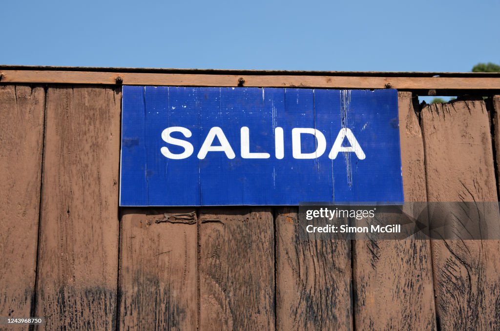 Salida Sign Salida Sign On The Decayed Wooden Gate To An Outdoor Parking Lot High ...