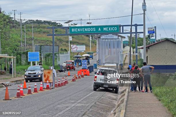 cruce fronterizo entre méxico y guatemala - drug smuggling fotografías e imágenes de stock