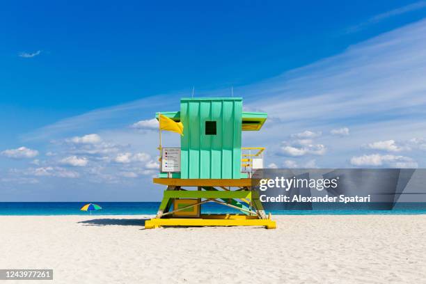 lifeguard tower in south beach, miami beach, usa - cabina del guardaspiaggia foto e immagini stock
