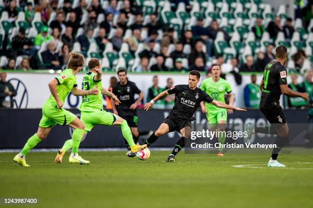 Julian Weigl of Borussia Moenchengladbach in action during the Bundesliga match between VfL Wolfsburg and Borussia Moenchengladbach at Volkswagen...