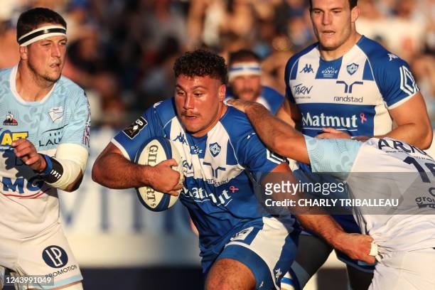 Castres' French prop Wayan De Benedittis runs with the ball during the French Top14 rugby union match between Castres Olympique and Aviron Bayonnais...