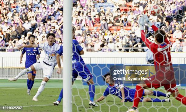 Takumu Kawamura of Sanfrecce Hiroshima scores the equalizer in the second half of the Emperor's Cup football final against Ventforet Kofu on Oct. 16...