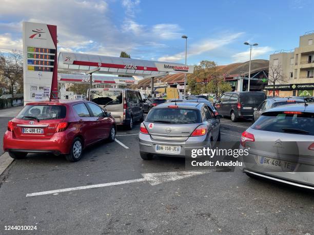 Volunteer youth living in the suburb of Aulnay-sous-Bois reduce the expected time to buy fuel from a few hours to 20 minutes by streamlining the...