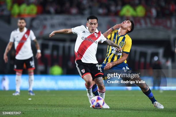 Esequiel Barco of River Plate fights for the ball with Alejo Veliz of Rosario Central during a match between River Plate and Rosario Central as part...