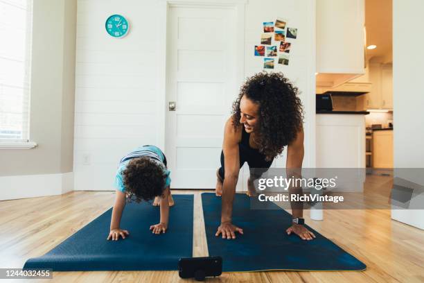 allenarsi con la mamma - plank exercise foto e immagini stock