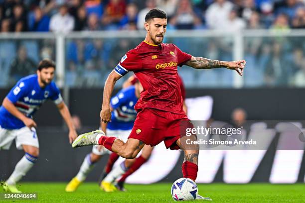 Lorenzo Pellegrini of Roma scores a goal on a penalty kick during the Serie A match between UC Sampdoria and AS Roma at Stadio Luigi Ferraris on...