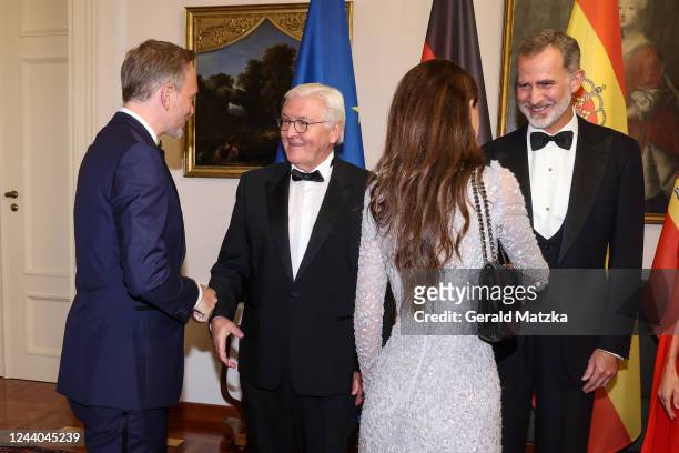Frank-Walter Steinmeier and King Felipe VI of Spain greet Christian Lindner and Franca Lehfeldt during the defilee at Bellevue Palace on October 17,...
