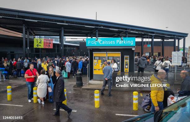 Queue Poles Photos and Premium High Res Pictures - Getty Images