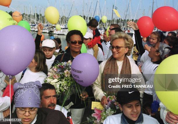 La femme du président de la République Jacques Chirac, Bernadette Chirac, , et la femme du navigateur Eric Tabarly, Jacqueline Tabarly , participent,...