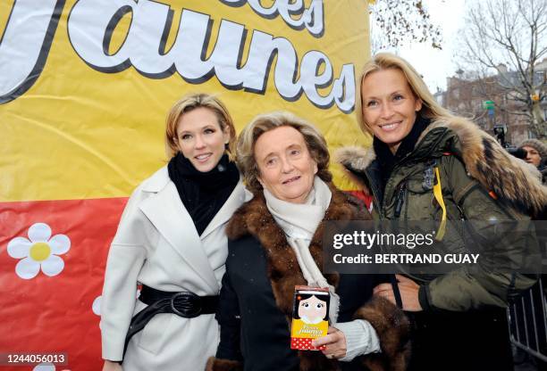 épouse de l'ancien président Jacques Chirac, Bernadette Chirac , pose aux côtés de la chanteuse Lorie et de la comédienne ex-top Model Estelle...