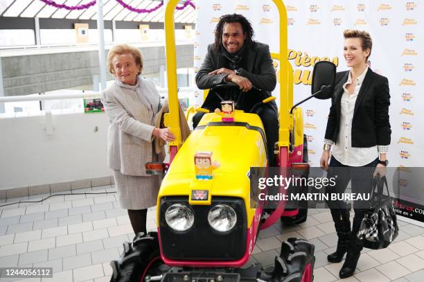 épouse de l'ancien président Jacques Chirac, Bernadette Chirac , la chanteuse Lorie et l'ex-champion du monde français de football Christian Karembeu...