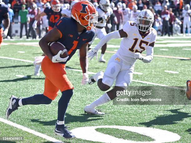 Illinois Wie receiver Isaiah Williams carries the ball as Minnesota linebacker Donald Willis defends during a college football game between the...