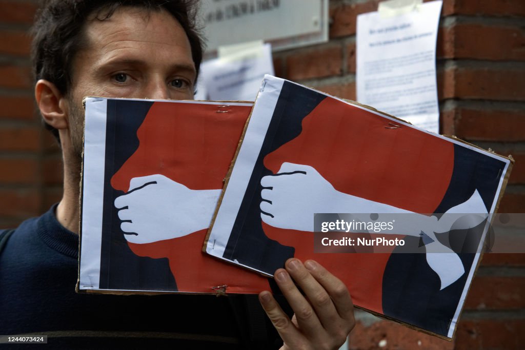 Journalists Protest Against A Gag Order On 'Reflets'