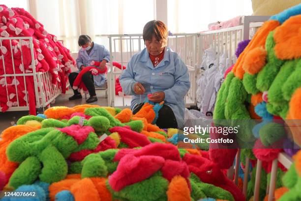 Employees of an enterprise rush to make plush toys at a workshop in Lianyungang, East China's Jiangsu province, Oct 19, 2022.