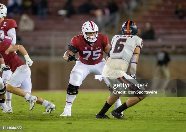 Stanford Cardinal OT Walter Rouse drops into pass protection during the game between the Oregon State Beavers and the Stanford Cardinal on October 8,...