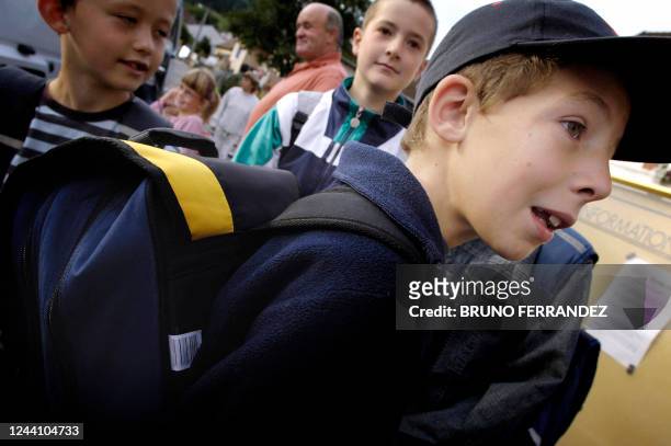 Léo arrive à l'école le jour de sa rentrée des classes anticipée, le 21 août 2006 dans le village de Maillet-et-Chazelot , avant la date officielle...