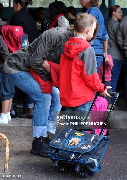 Une maman parle à son enfant qu'elle accompagne, le 05 septembre 2011 à l'école élementaire Moulins-Pergaud à Lille, lors de la rentrée scolaire....