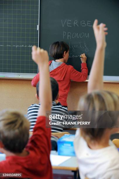 Un élève écrit sur le tableau noir, dans l'une des classes de l'école Harouys à Nantes, le 05 septembre 2011, jour de la rentrée scolaire. Plus de 12...