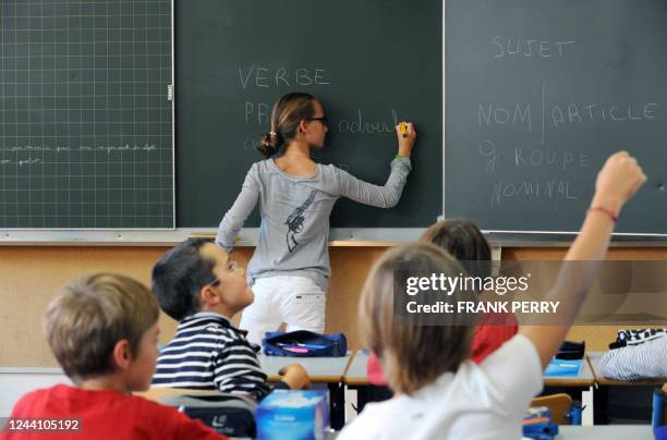 Un élève écrit sur le tableau noir, dans l'une des classes de l'école Harouys à Nantes, le 05 septembre 2011, jour de la rentrée scolaire. Plus de 12...