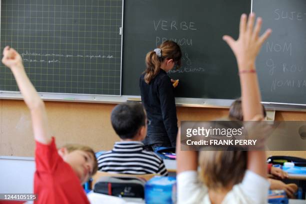 Une élève écrit sur le tableau noir, dans l'une des classes de l'école Harouys à Nantes, le 05 septembre 2011, jour de la rentrée scolaire. Plus de...