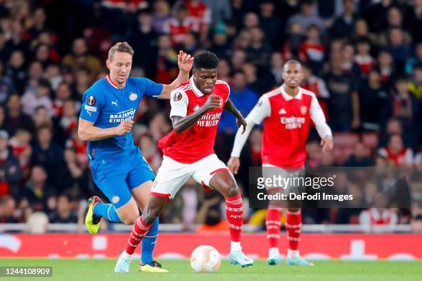Luuk de Jong of PSV Eindhoven Battle for the ball during the UEFA Europa League group A match between Arsenal FC and PSV Eindhoven at Emirates...