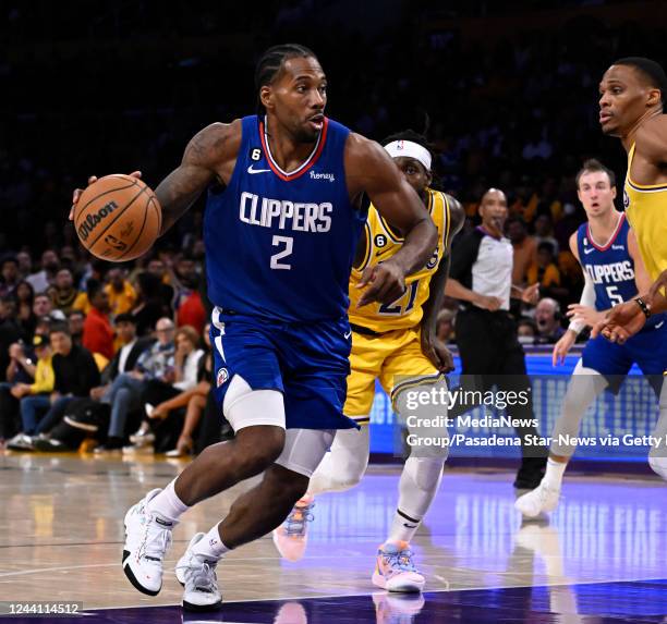 Los Angeles, CA Kawhi Leonard of the LA Clippers drivers to the basket again the Los Angeles Lakers in the second half of a NBA basketball game at...